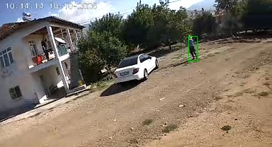 Kovanların bakımını yaparken arı saldırısında yaralandı