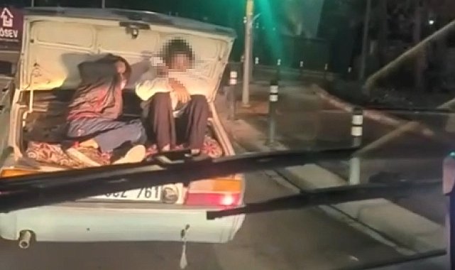 Küçükçekmece'de 2 çocuğun otomobilin bagajındaki tehlikeli yolculuğu kamerada