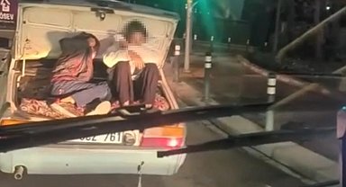 Küçükçekmece'de 2 çocuğun otomobilin bagajındaki tehlikeli yolculuğu kamerada
