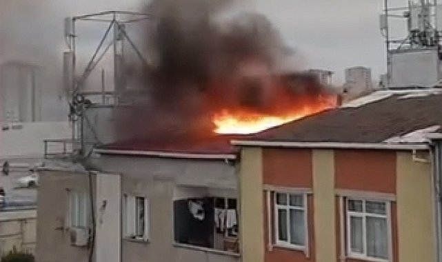 Küçükçekmece'de 2 katlı binanın çatısında çıkan yangın söndürüldü