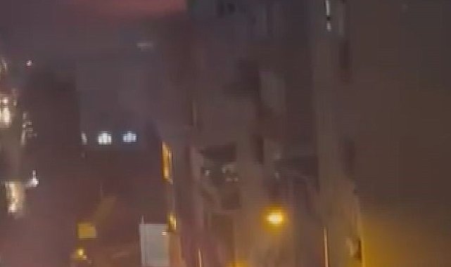 Küçükçekmece'de binanın çatısında yangın -1