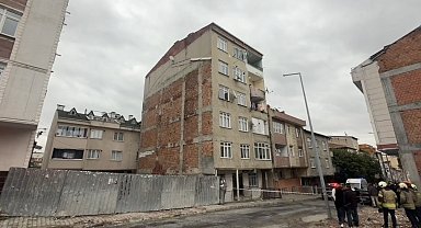 Küçükçekmece'de çatlaklar oluşan ve sesler gelen 7 katlı bina tahliye edildi