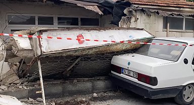 Küçükçekmece'de evin duvarı park halindeki aracın üzerine devrildi