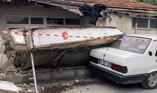 Küçükçekmece'de evin duvarı park halindeki aracın üzerine devrildi