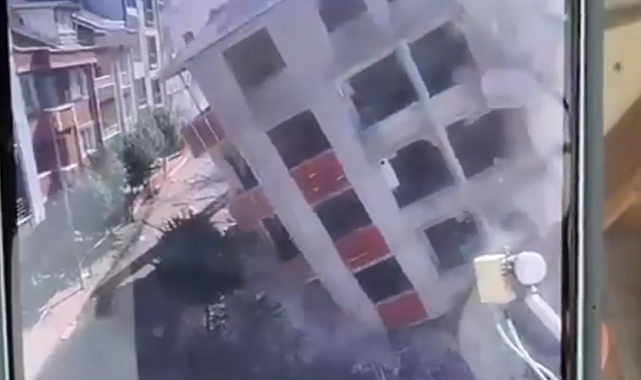 Küçükçekmece'de kentsel döşümdeki 7 katlı bina yıkım sırasında çöktü