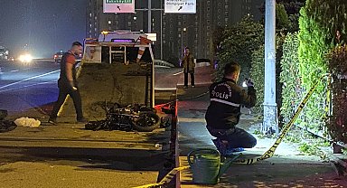 Küçükçekmece'de otomobil ile çarpışan motosikletli öldü; kaza kamerada