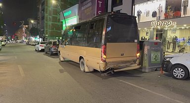Küçükçekmece'de otomobil, yolcu minibüsüne çarptı: 2 yaralı