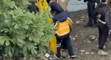 Küçükçekmece'de su basan bodrum katta mahsur kalan kişiyi itfaiye kurtardı