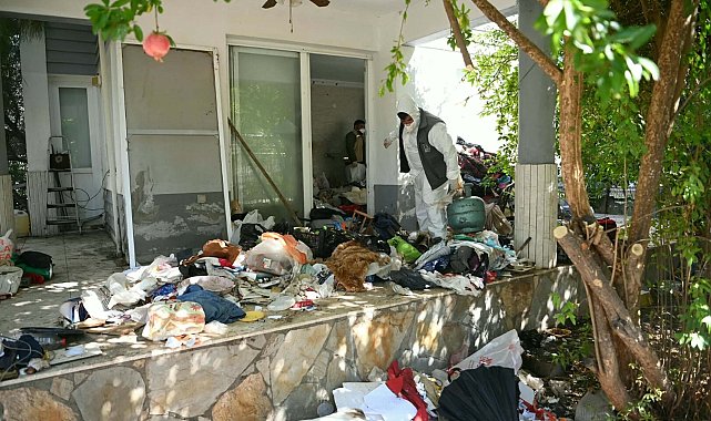 Kuşadası'nda 3 katlı evden 6 kamyon çöp çıktı