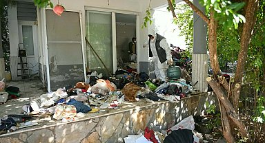 Kuşadası'nda 3 katlı evden 6 kamyon çöp çıktı