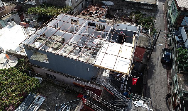 Kuvvetli rüzgarda çatısı uçan evin sahibi: Deprem oldu sandık