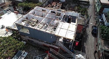 Kuvvetli rüzgarda çatısı uçan evin sahibi: Deprem oldu sandık