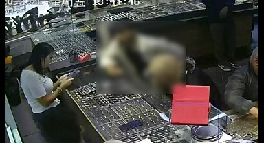 Kuyumculara sahte altın satan şüpheliler, şampiyon güreşçinin ihbarıyla yakalandı