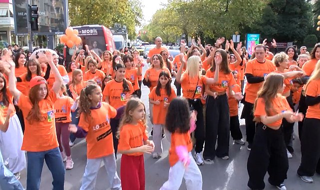 LÖSEV'den Bağdat Caddesi'nde Yonca Evcimik'le dans etkinliği