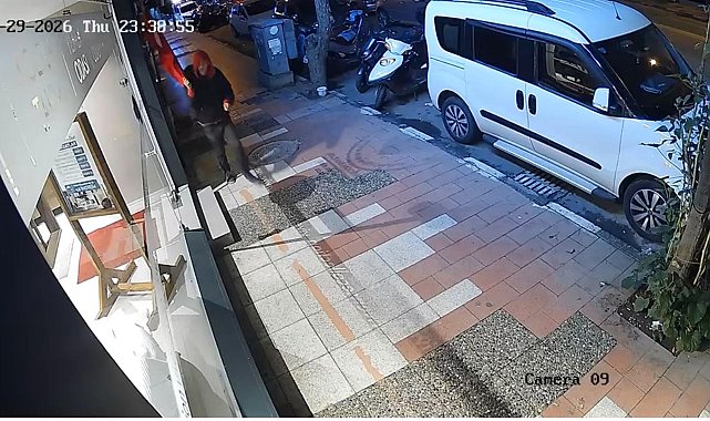 Mağaza önünde asılı Türk bayrağını yere attı