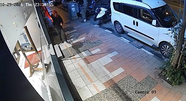 Mağaza önünde asılı Türk bayrağını yere attı
