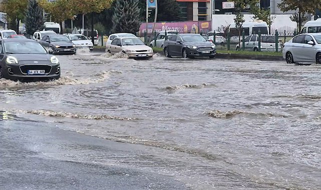 Malatya'da sağanak nedeniyle yollar göle döndü
