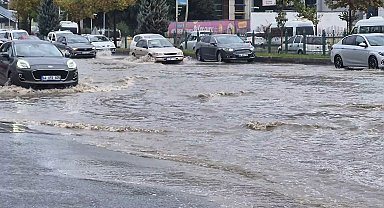 Malatya'da sağanak nedeniyle yollar göle döndü