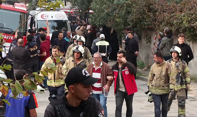 Maltepe'de 3 katı çöken binanın enkazında yakınları bulunanların bekleyişi sürüyor