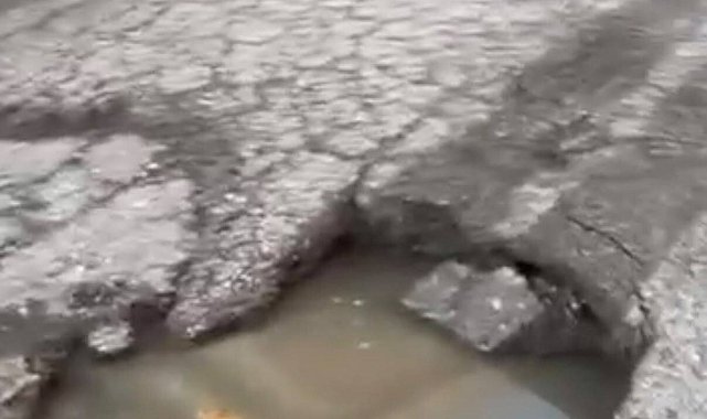 Maltepe'de asfalt çöktü; İETT otobüsü çukura düştü