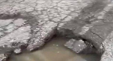 Maltepe'de asfalt çöktü; İETT otobüsü çukura düştü