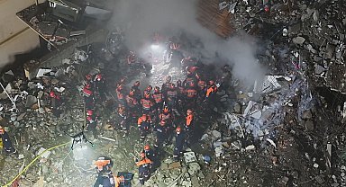 Maltepe'de enkaz altındaki 3 kişiyi arama çalışmaları havadan görüntülendi
