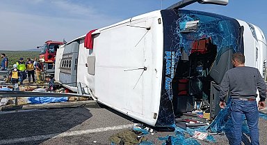 Manisa'da tur otobüsü ve TIR'ın çarpıştığı kazada 11 ölü, 27 yaralı Yeniden
