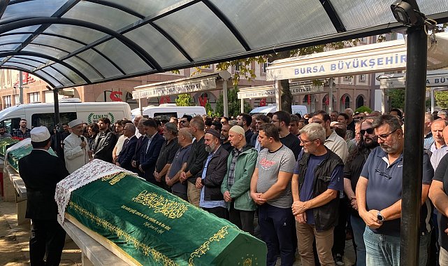 Manisa'daki otobüs kazasında ölenlerden 10'u Bursa'da toprağa verildi