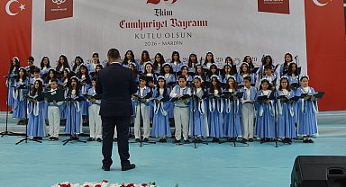 Mardin'de Cumhuriyet coşkusu; çocuk korosundan 4 dilde 'Yar Sabiha' türküsü