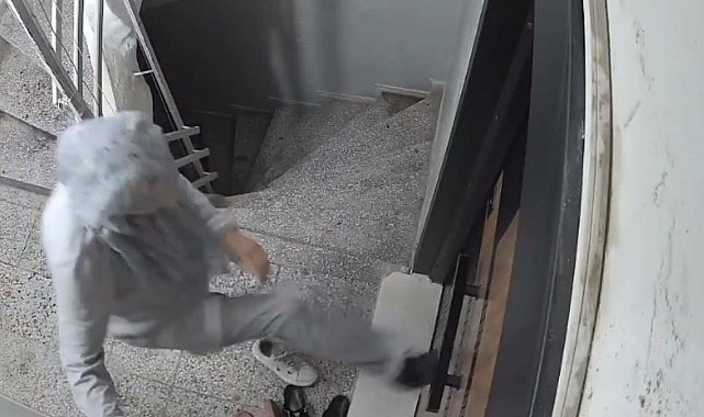 Matkapla komşusunun kapısına zarar veren kadın, yeni kapıyı da tekmeledi