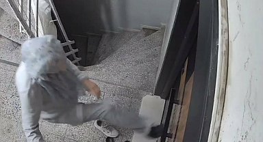 Matkapla komşusunun kapısına zarar veren kadın, yeni kapıyı da tekmeledi
