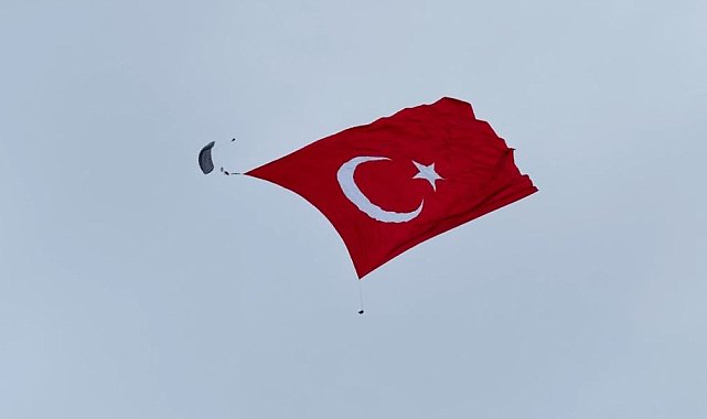 Mehmetçik, 3 bin metrekarelik Türk bayrağını dalgalandırdı