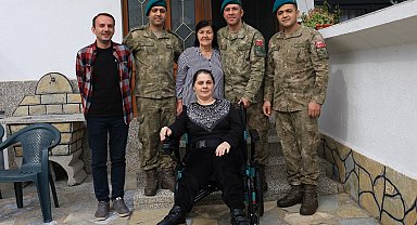 Mehmetçik'ten Kosova'da özel gereksinimli bireye akülü tekerlekli sandalye