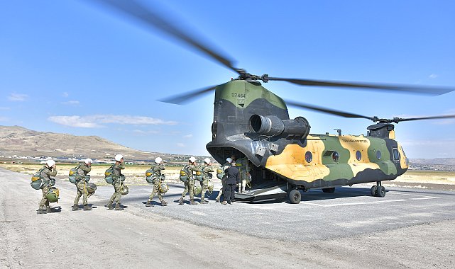 Mehmetçik'ten temel paraşüt kursu eğitimi