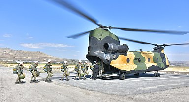Mehmetçik'ten temel paraşüt kursu eğitimi