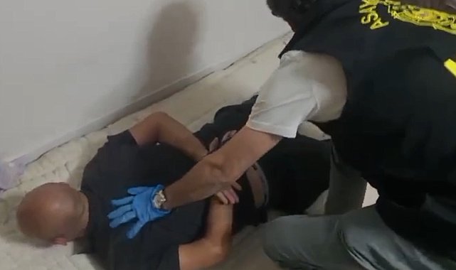 Mersin'de 79 ve 28 yıl kesinleşmiş hapis cezalarıyla aranan 2 firari yakalandı