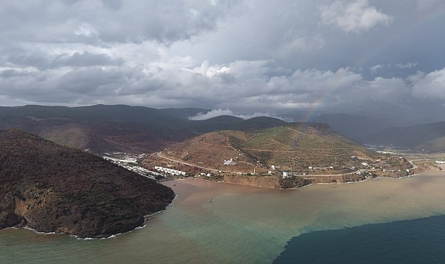 Mersin'de denizin rengi kahverengiye döndü