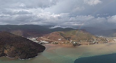 Mersin'de denizin rengi kahverengiye döndü