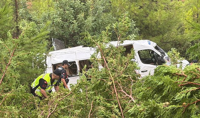 Mersin'de minibüs bahçeye yuvarlandı: 1'i ağır, 17 yaralı