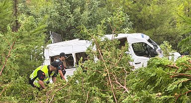 Mersin'de minibüs bahçeye yuvarlandı: 1'i ağır, 17 yaralı