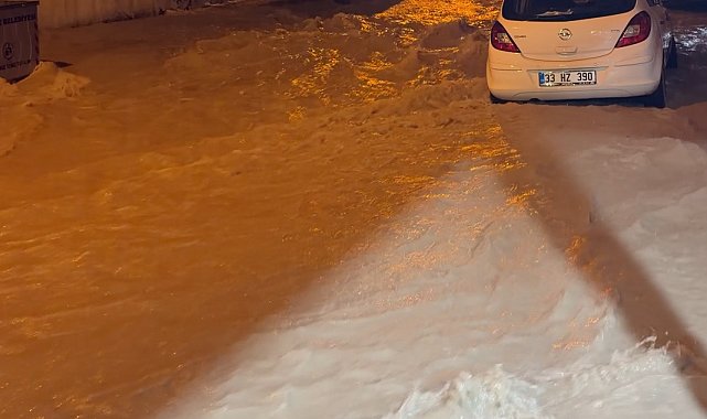 Mersin'de sağanak su baskınlarına neden oldu