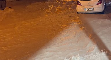 Mersin'de sağanak su baskınlarına neden oldu