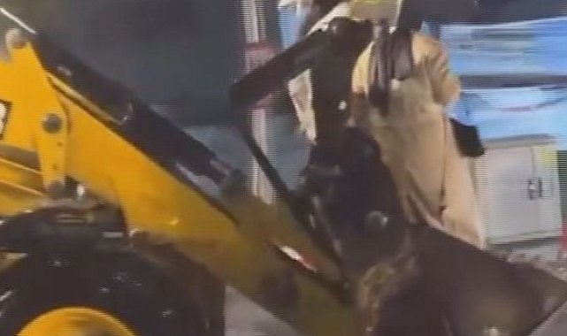 Merter'de sağanak nedeniyle mahsur kalan vatandaşlar kepçeyle kurtarıldı