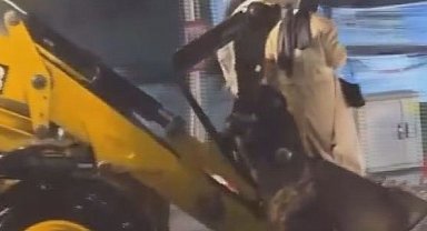 Merter'de sağanak nedeniyle mahsur kalan vatandaşlar kepçeyle kurtarıldı