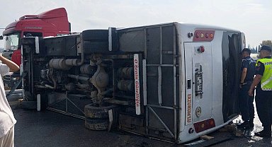 Midibüs, kaygan yolda devrildi; yaralılar var