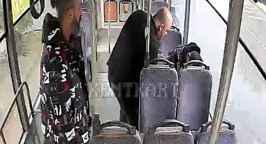 Midibüste epilepsi nöbeti geçiren yolcuya ilk müdahaleyi sürücüler yaptı; o anlar kamerada