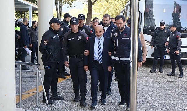 Milas Belediyesi'ne operasyonda Başkan Topuz ve oğlu da dahil 20 şüpheli adliyede