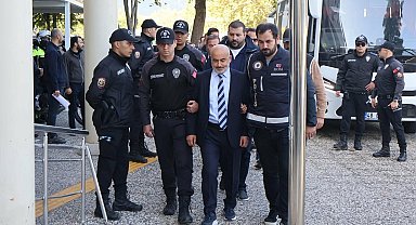 Milas Belediyesi'ne operasyonda Başkan Topuz ve oğlu da dahil 20 şüpheli adliyede