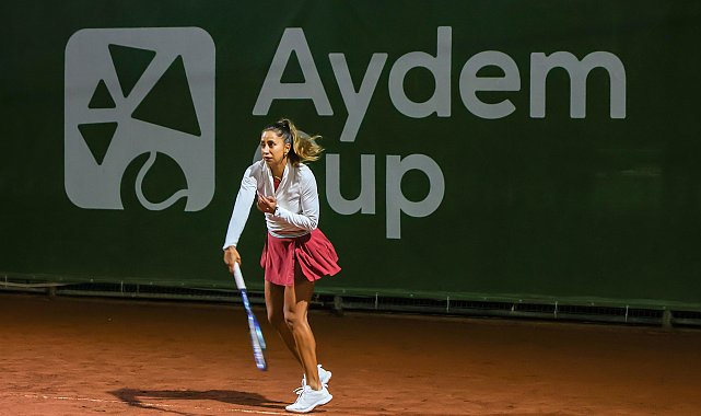 Milli tenisçi Çağla Büyükakçay'dan Aydem Cup'ta gösteri maçı