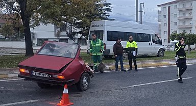 Minibüs ile çarpışan otomobil ikiye bölündü